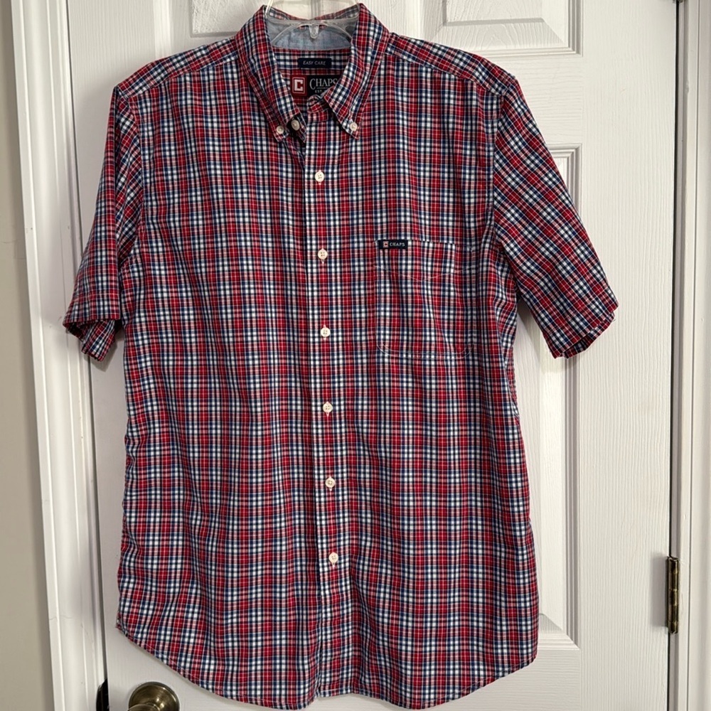 Chaps Men’s Easy Care Short Sleeve Button Down shirt - Size M